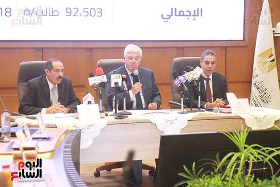 عادل عبدالغفار المُتحدث الرسمى للوزارة وأيمن عاشور وزير التعليم العالى وجودة غانم رئيس قطاع التعليم (5)