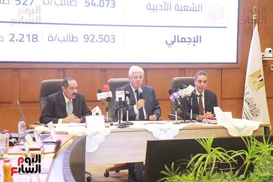 عادل عبدالغفار المُتحدث الرسمى للوزارة وأيمن عاشور وزير التعليم العالى وجودة غانم رئيس قطاع التعليم (2)