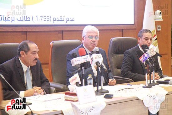 عادل عبدالغفار المُتحدث الرسمى للوزارة وأيمن عاشور وزير التعليم العالى وجودة غانم رئيس قطاع التعليم (6)