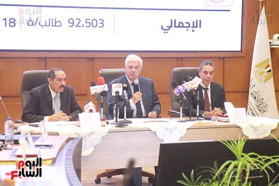 عادل عبدالغفار المُتحدث الرسمى للوزارة وأيمن عاشور وزير التعليم العالى وجودة غانم رئيس قطاع التعليم (4)