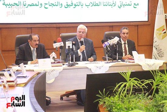 عادل عبدالغفار المُتحدث الرسمى للوزارة وأيمن عاشور وزير التعليم العالى وجودة غانم رئيس قطاع التعليم (18)