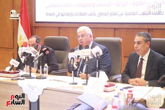 عادل عبدالغفار المُتحدث الرسمى للوزارة وأيمن عاشور وزير التعليم العالى وجودة غانم رئيس قطاع التعليم (11)