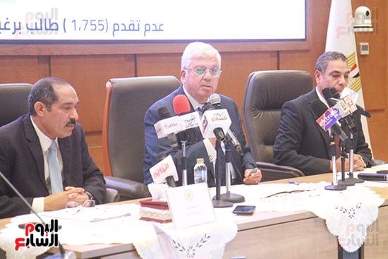 عادل عبدالغفار المُتحدث الرسمى للوزارة وأيمن عاشور وزير التعليم العالى وجودة غانم رئيس قطاع التعليم (7)