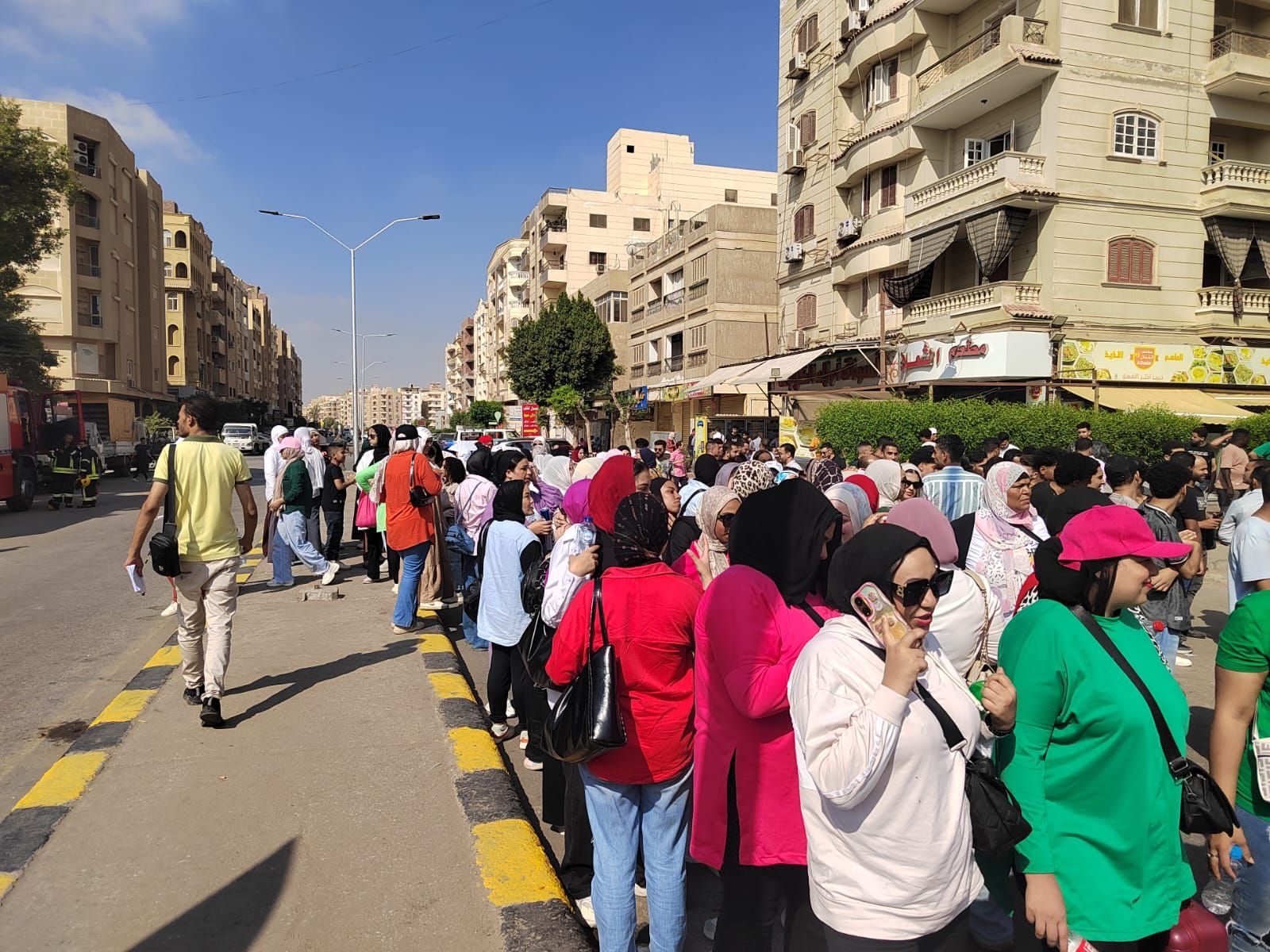 إقبال كبير من الناخبين أمام لجنة مدرسة جيل 2000 بأكتوبر.. صور