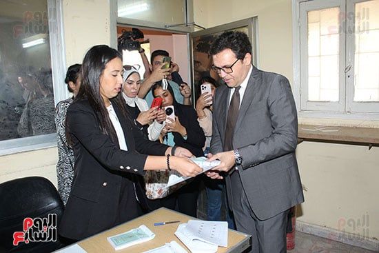 وزير الثقافة فى لجان الاقتراع