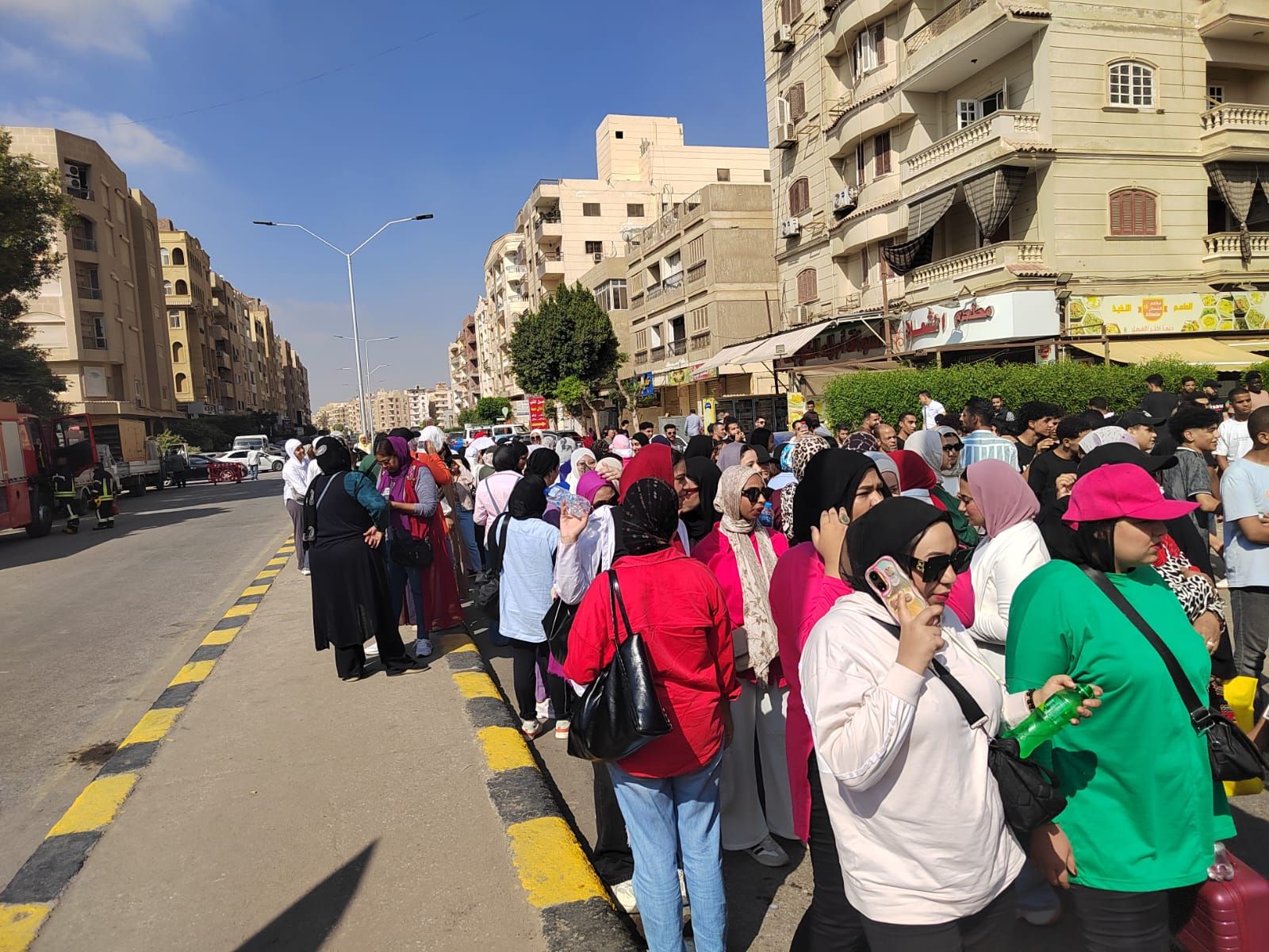 إقبال كبير من الناخبين أمام لجنة مدرسة جيل 2000