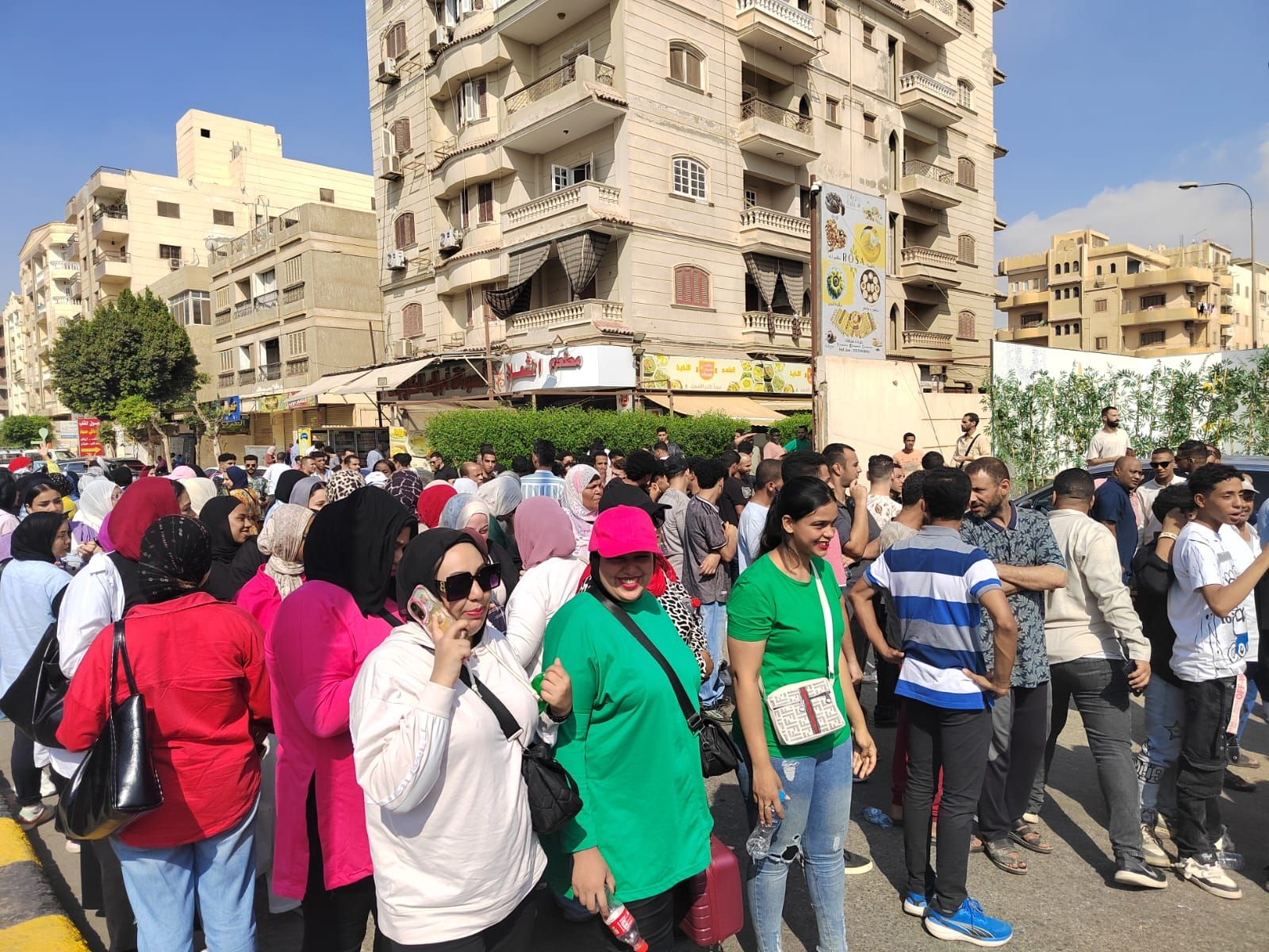 إقبال الناخبين أمام لجنة مدرسة جيل 2000 بأكتوبر