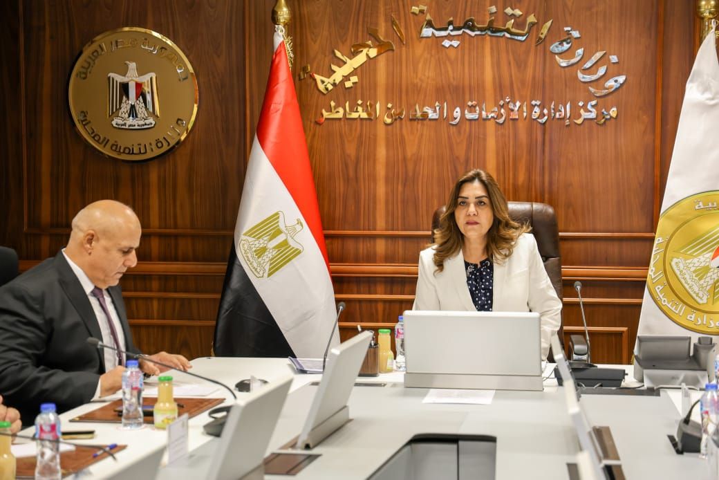 وزيرة التنمية المحلية تتابع سير الانتخابات من مركز سيطرة الشبكة الوطنية