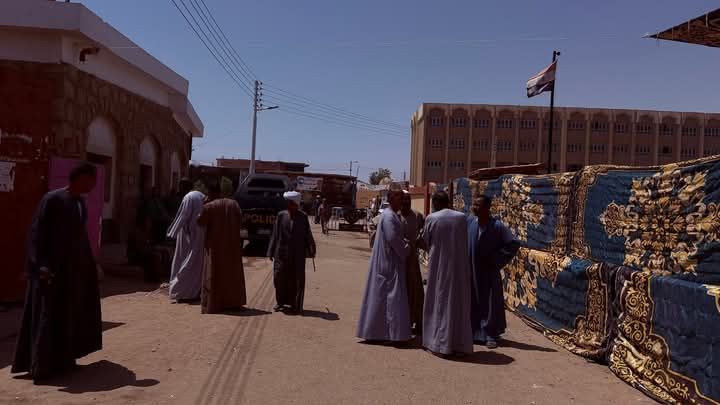 طوابير وزحام في محيط اللجان