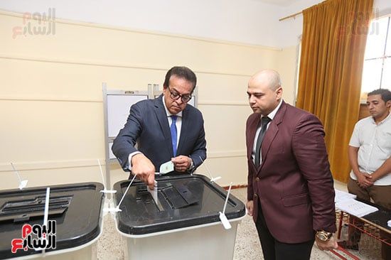 الدكتور خالد عبد الغفار يدلى بصوته الدكتور خالد عبد الغفار يدلى بصوته