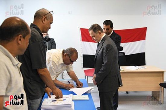 وزير-الداخلية-يدلي-بصوته-في-انتخابات-مجلس-الشيوخ-(2)