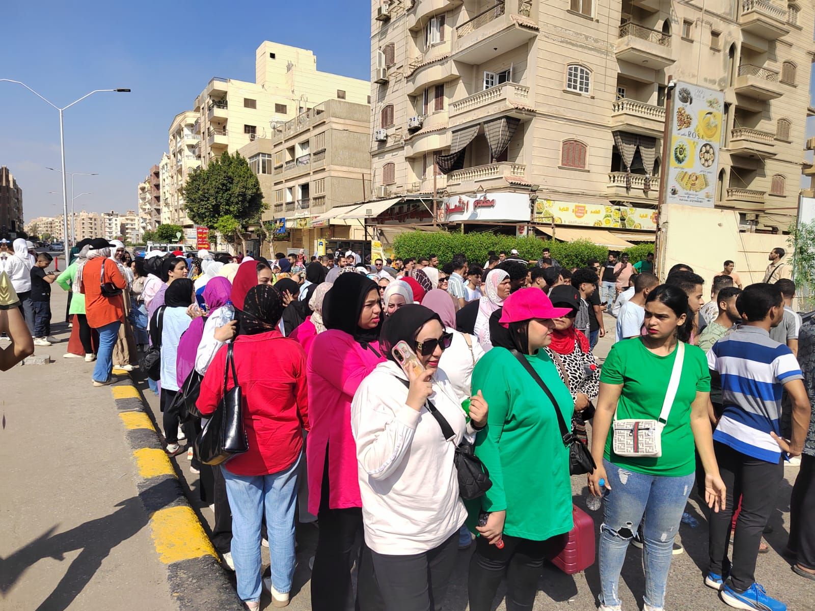 إقبال كبير من الناخبين أمام لجنة مدرسة جيل 2000 في أكتوبر