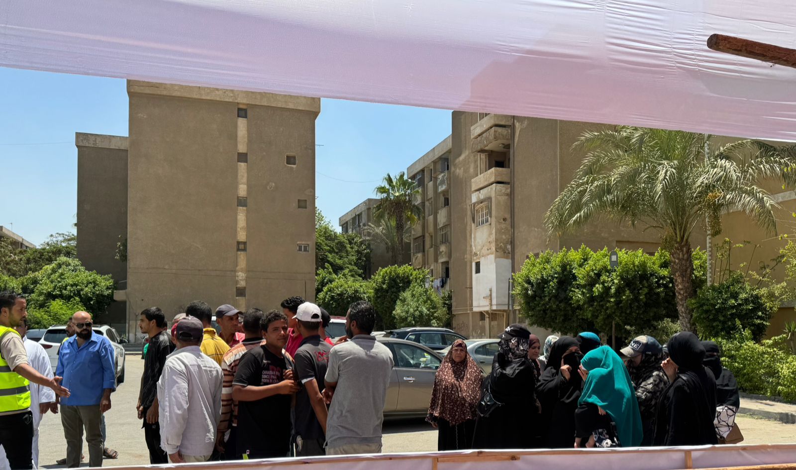 توافد المواطنون على اللجان الانتخابية (1) توافد المواطنون على اللجان الانتخابية (1)