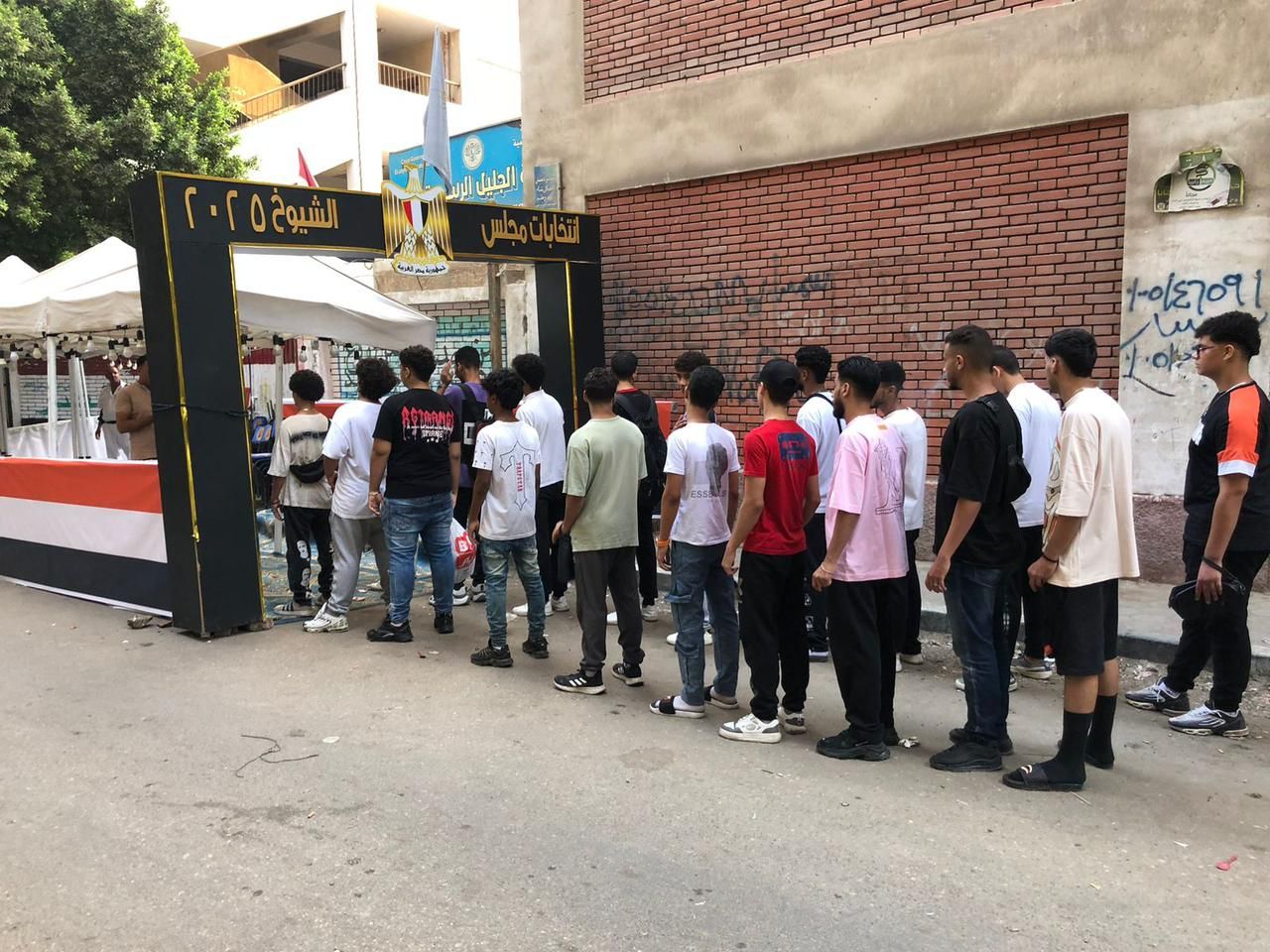 طوابير الشباب فى انتخابات مجلس الشيوخ بالزيتون طوابير الشباب فى انتخابات مجلس الشيوخ بالزيتون