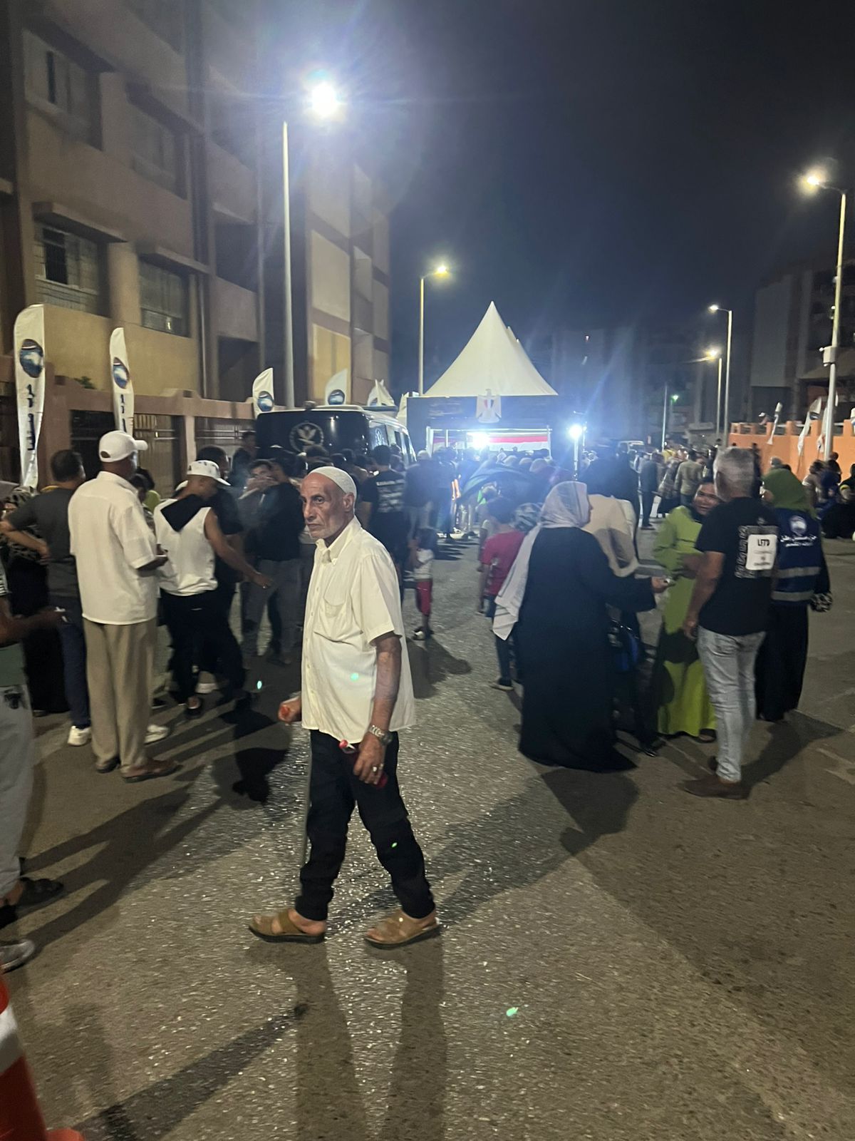 طوابير من أهالي الخليفة أمام اللجان قبل غلق باب التصويت (1) طوابير من أهالي الخليفة أمام اللجان قبل غلق باب التصويت (1)