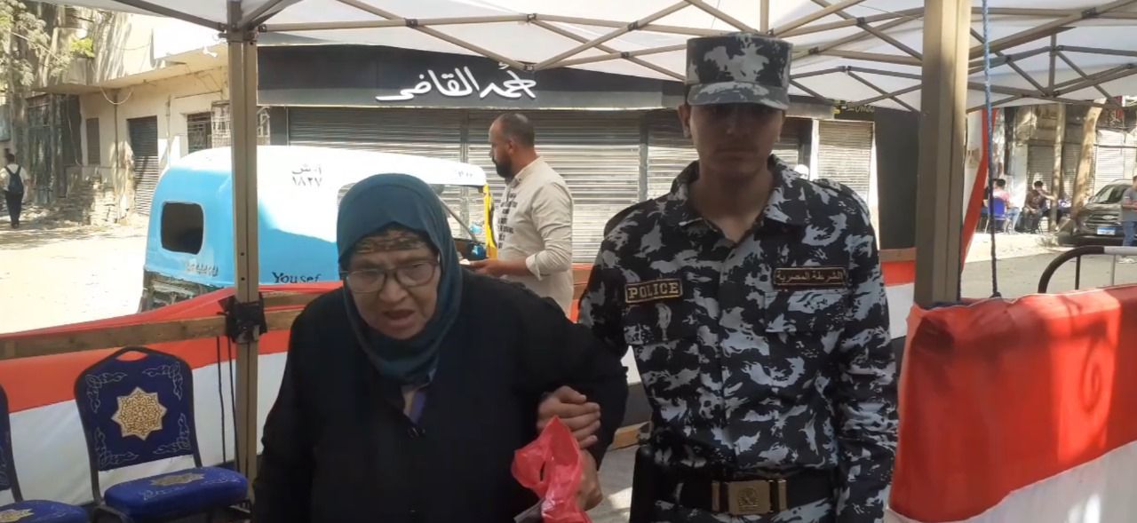 الشرطة تساعد الناخبين