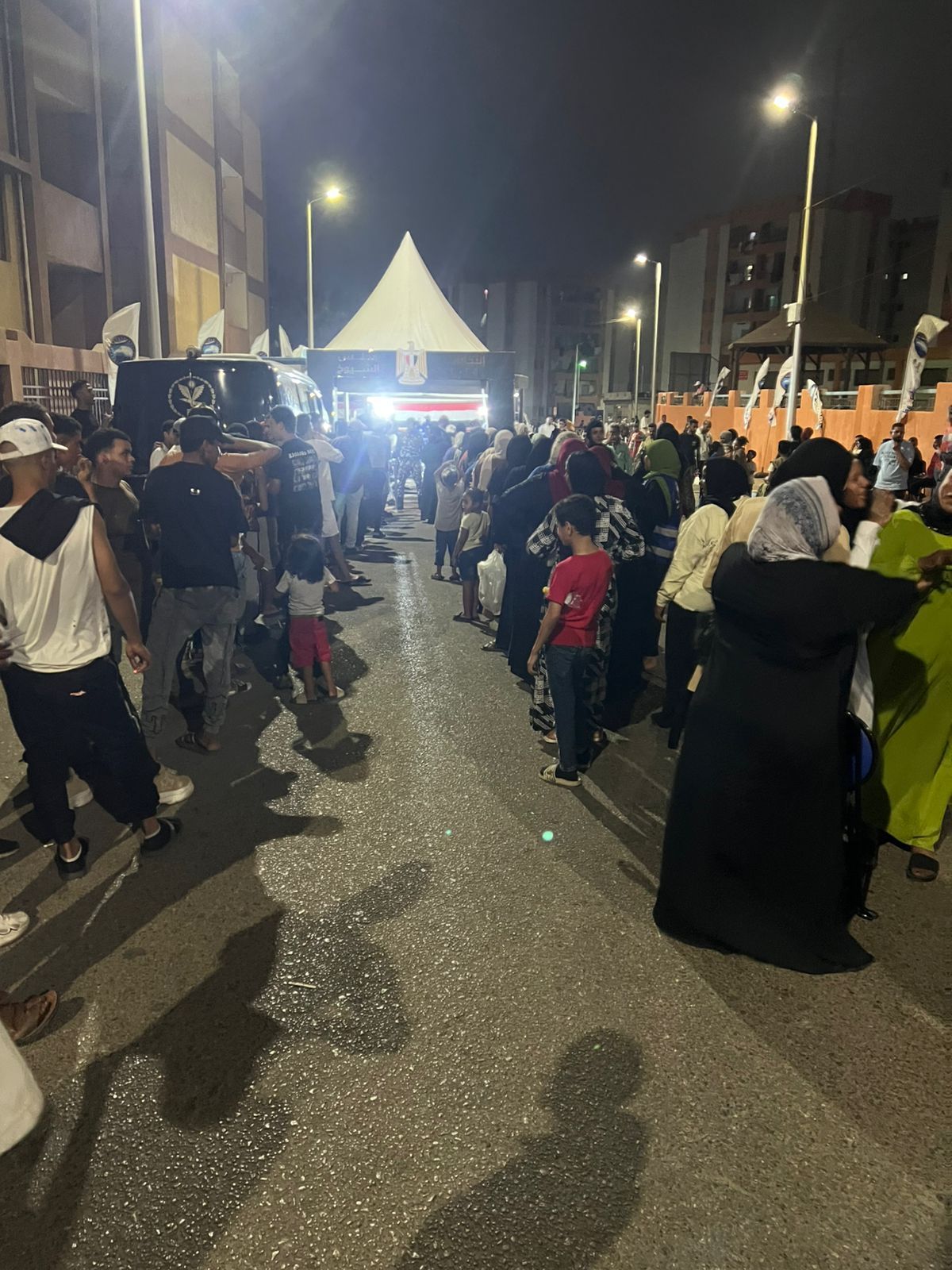 طوابير من أهالي الخليفة أمام اللجان قبل غلق باب التصويت (4) طوابير من أهالي الخليفة أمام اللجان قبل غلق باب التصويت (4)