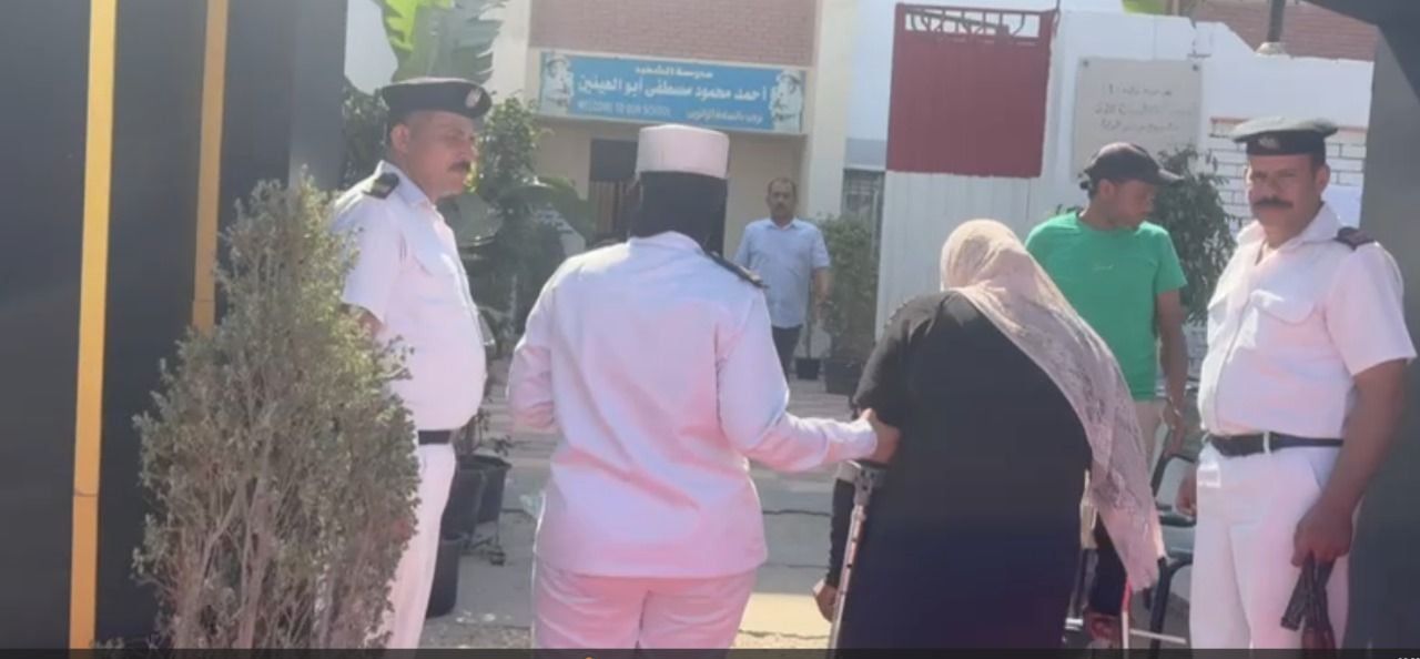 الشرطة النسائية تساعد سيدة
