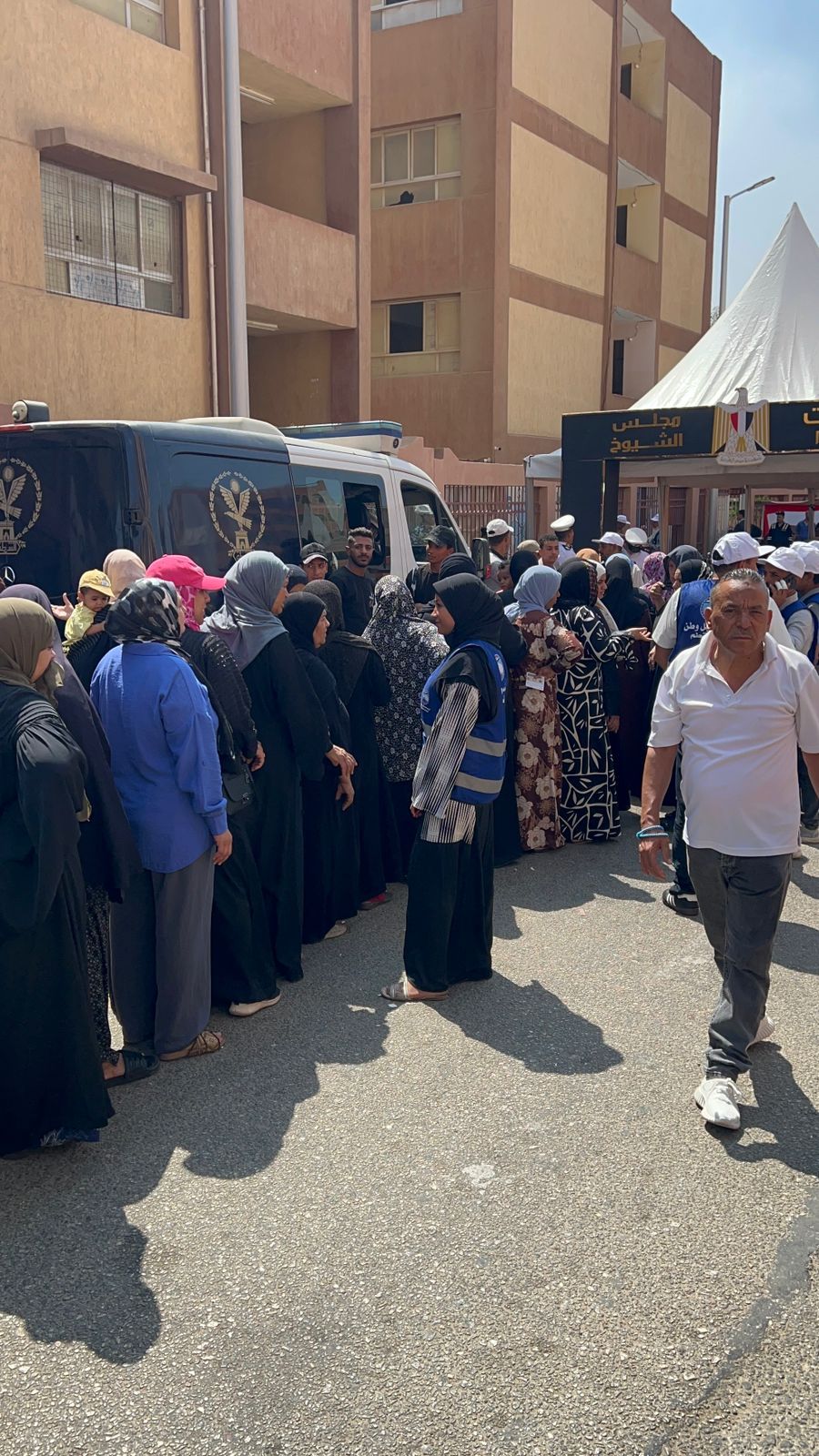 أطول طابور للسيدات فى الأسمرات أطول طابور للسيدات فى الأسمرات