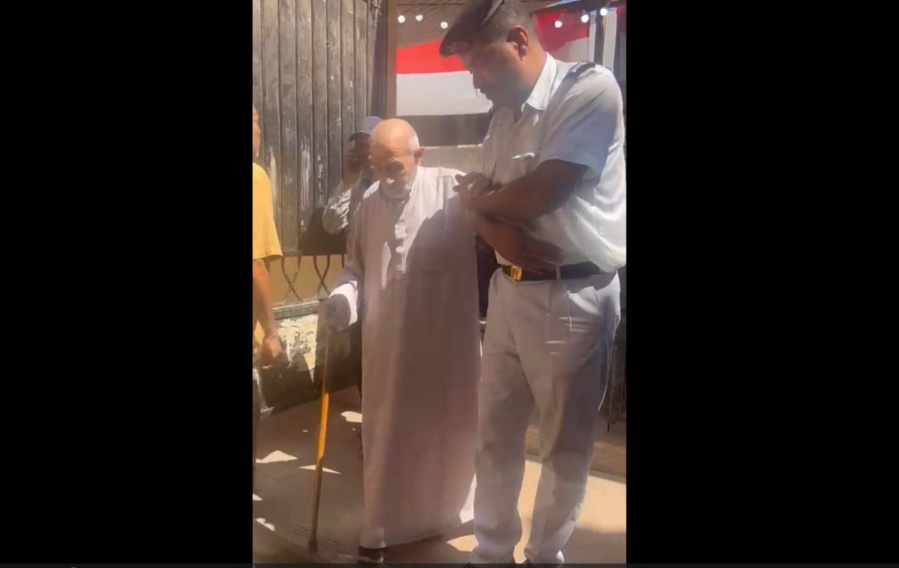 شرطى يساعد مسن