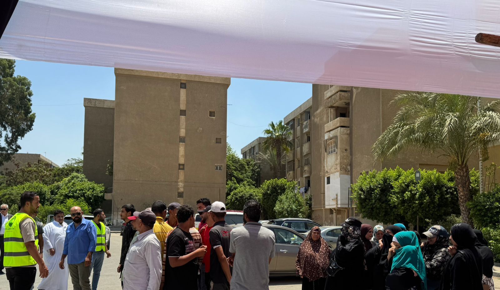 توافد المواطنون على اللجان الانتخابية (2) توافد المواطنون على اللجان الانتخابية (2)