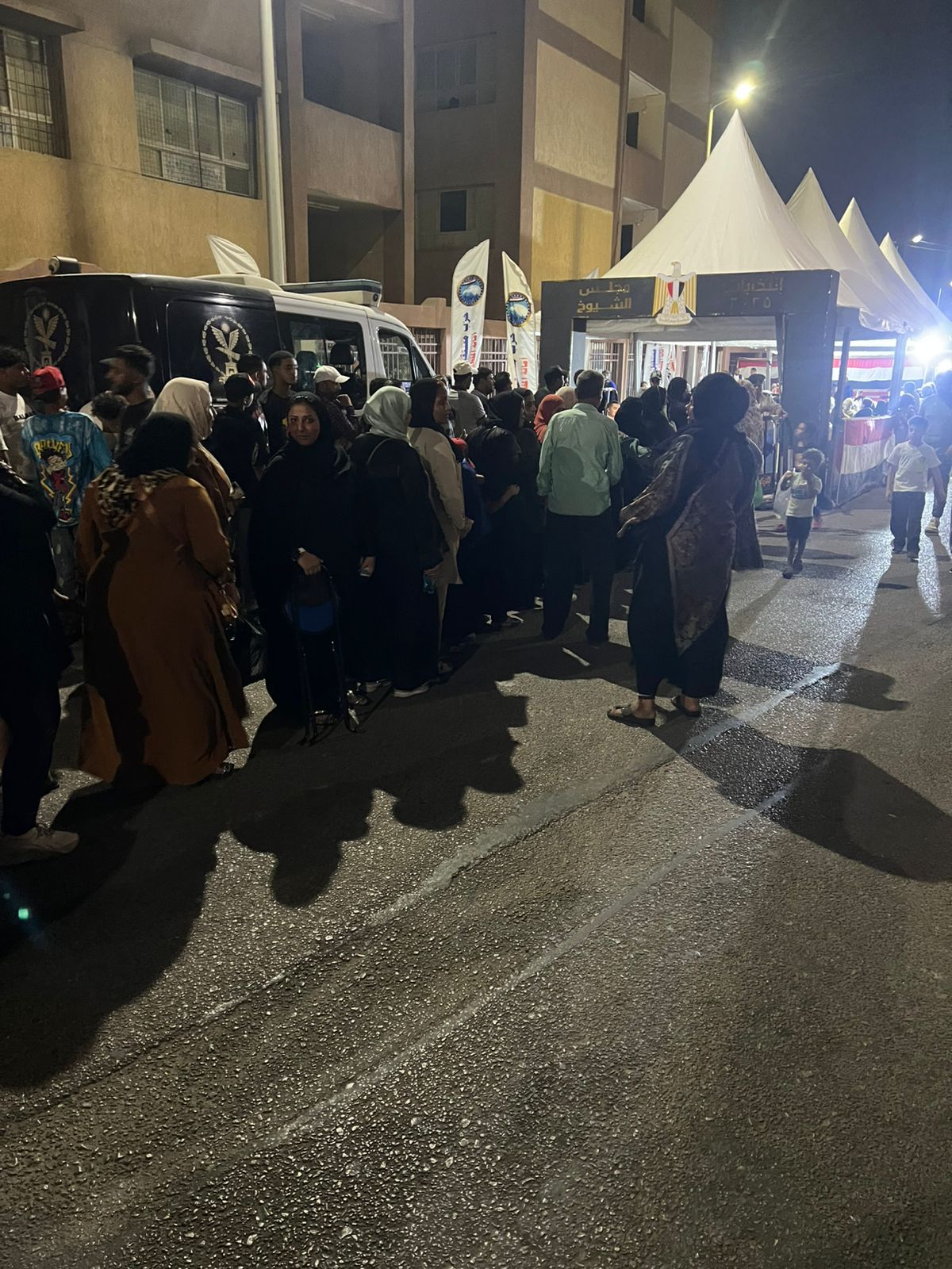طوابير من أهالي الخليفة أمام اللجان قبل غلق باب التصويت (3) طوابير من أهالي الخليفة أمام اللجان قبل غلق باب التصويت (3)