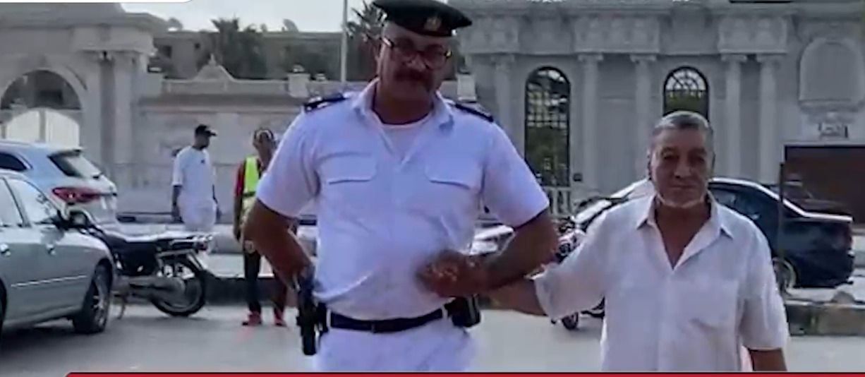 الشرطة تساعد المواطنين