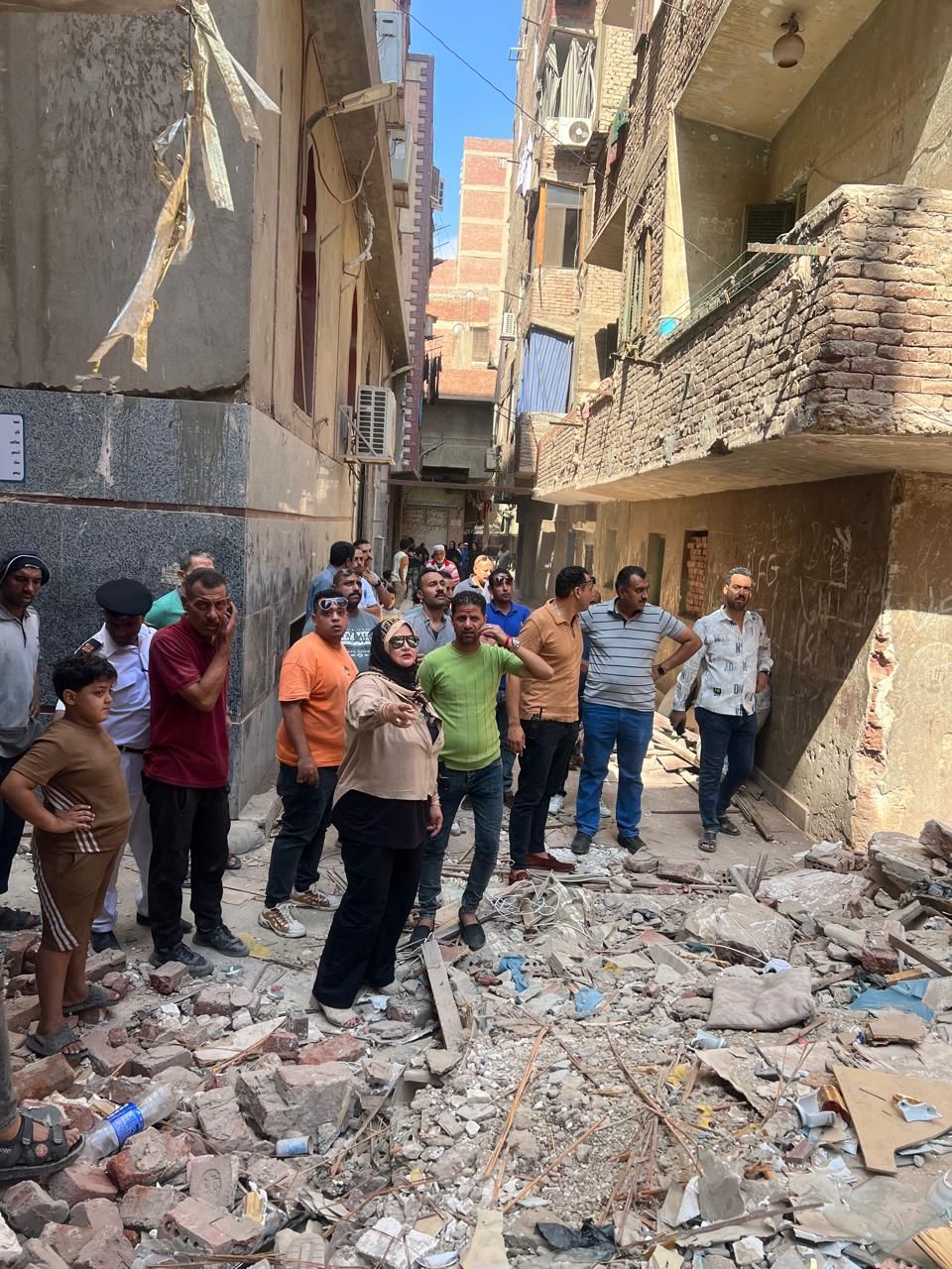 انهيار عقار مكون من 3 طوابق بعين شمس (1) انهيار عقار مكون من 3 طوابق بعين شمس (1)