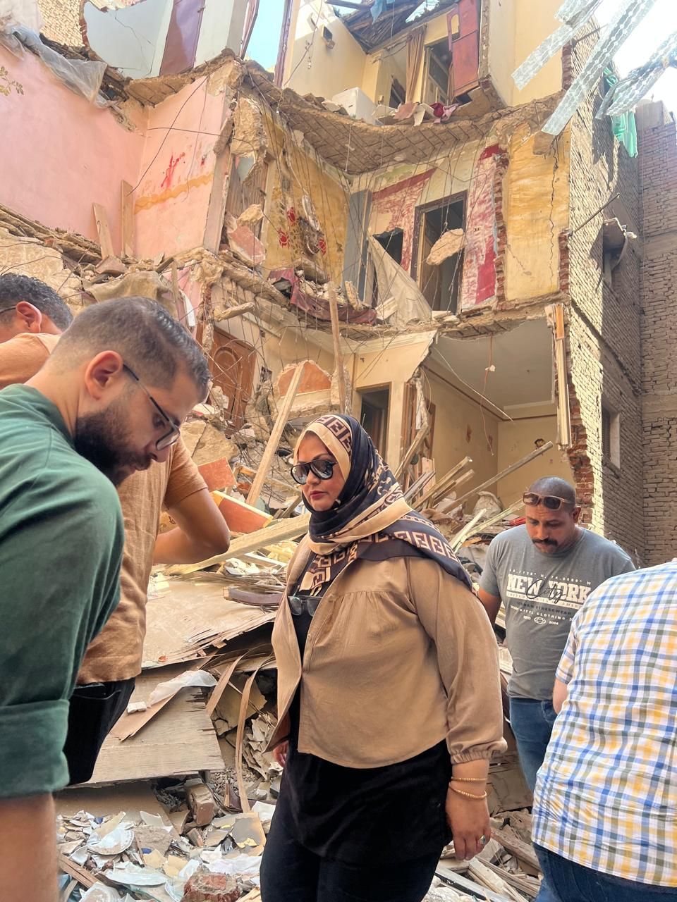انهيار عقار مكون من 3 طوابق بعين شمس (2) انهيار عقار مكون من 3 طوابق بعين شمس (2)