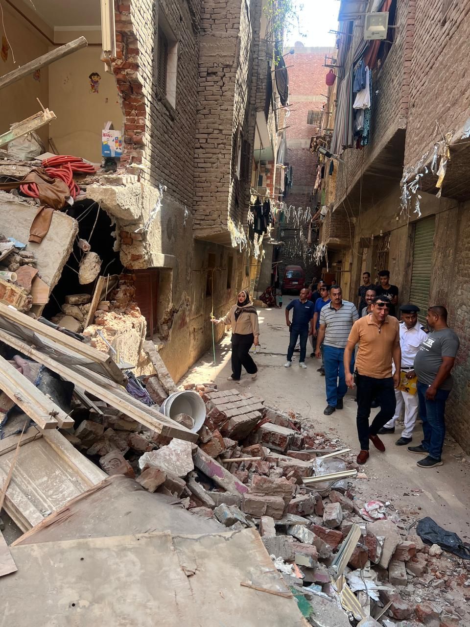 انهيار عقار مكون من 3 طوابق بعين شمس (4) انهيار عقار مكون من 3 طوابق بعين شمس (4)