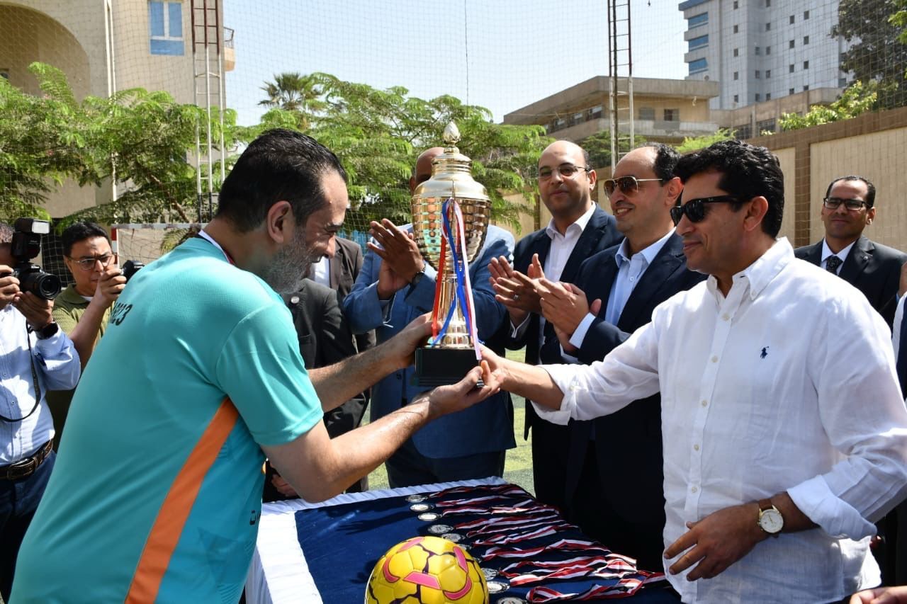 خلال تسليم كأس البطولة للمتعافين من الإدمان خلال تسليم كأس البطولة للمتعافين من الإدمان