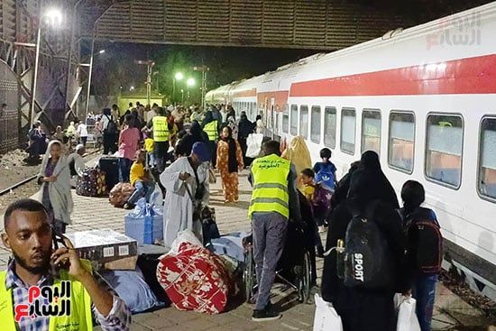 وصول القطار الأسبوعى الرابع للأشقاء السودانيين (9)