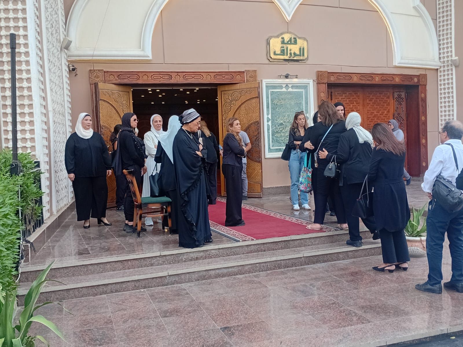 وزراء سابقين وشخصيات عامة على جنازة وزير التموين السابق على مصيلحى (3) وزراء سابقين وشخصيات عامة على جنازة وزير التموين السابق على مصيلحى (3)