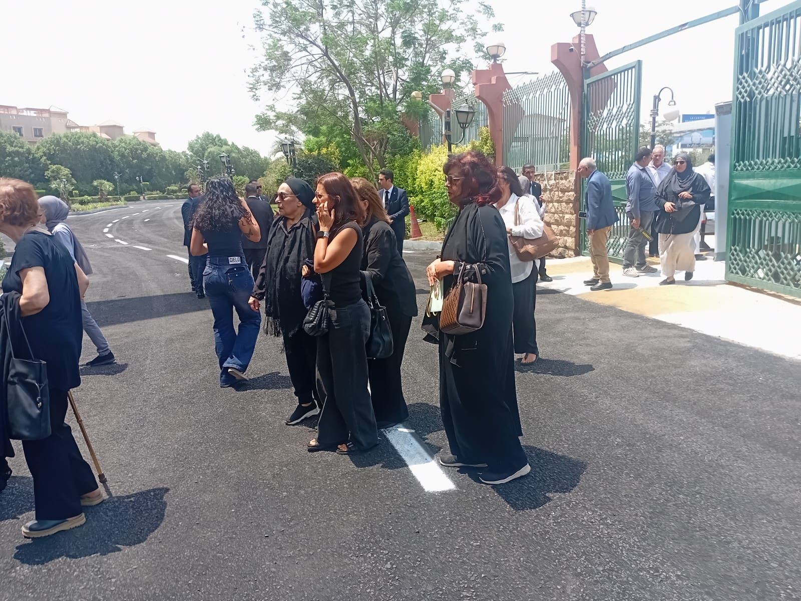 وزراء سابقين وشخصيات عامة على جنازة وزير التموين السابق على مصيلحى (5) وزراء سابقين وشخصيات عامة على جنازة وزير التموين السابق على مصيلحى (5)
