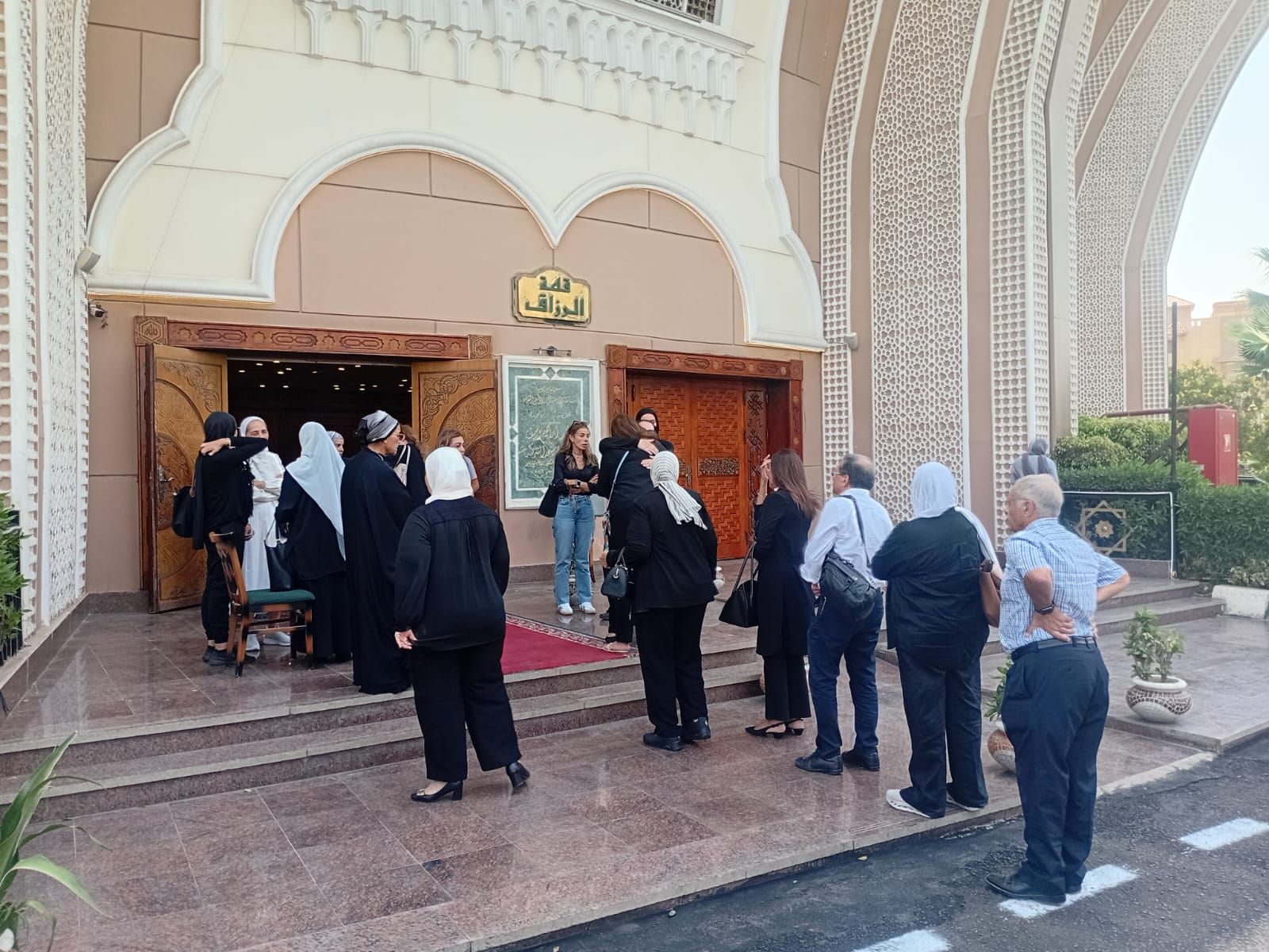 وزراء سابقين وشخصيات عامة على جنازة وزير التموين السابق على مصيلحى (4) وزراء سابقين وشخصيات عامة على جنازة وزير التموين السابق على مصيلحى (4)