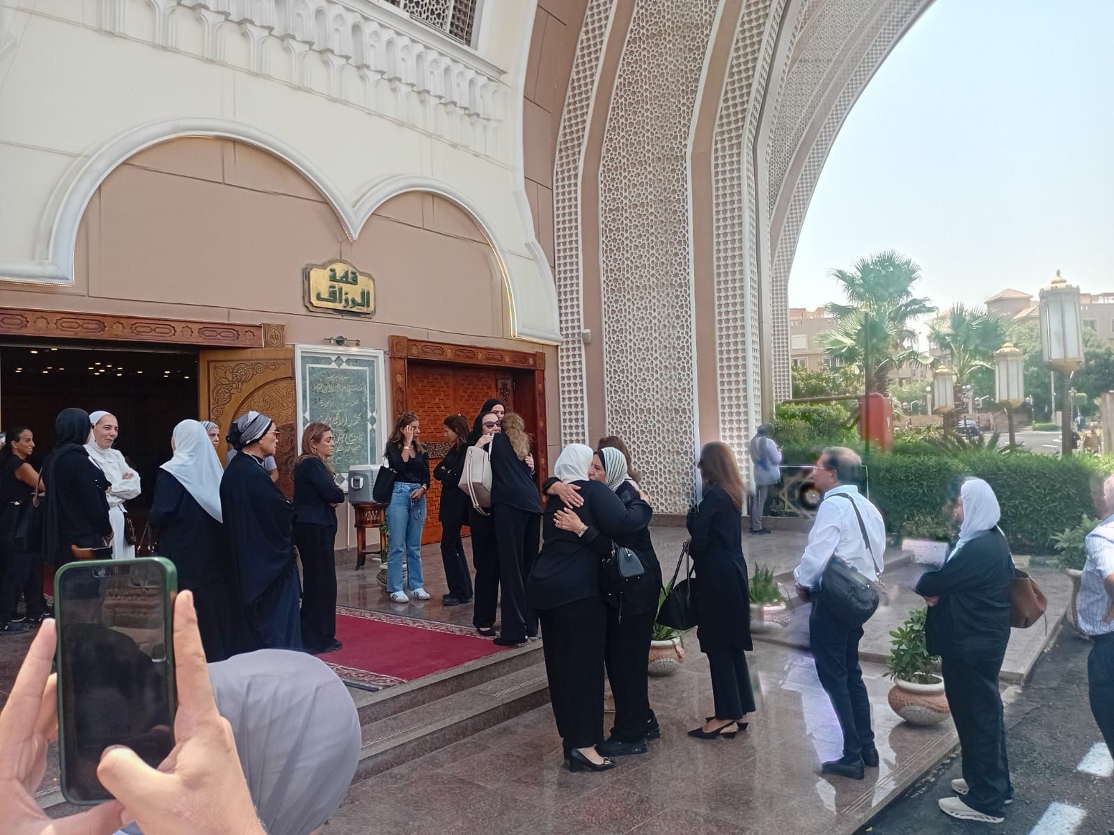 وزراء سابقين وشخصيات عامة على جنازة وزير التموين السابق على مصيلحى (6) وزراء سابقين وشخصيات عامة على جنازة وزير التموين السابق على مصيلحى (6)