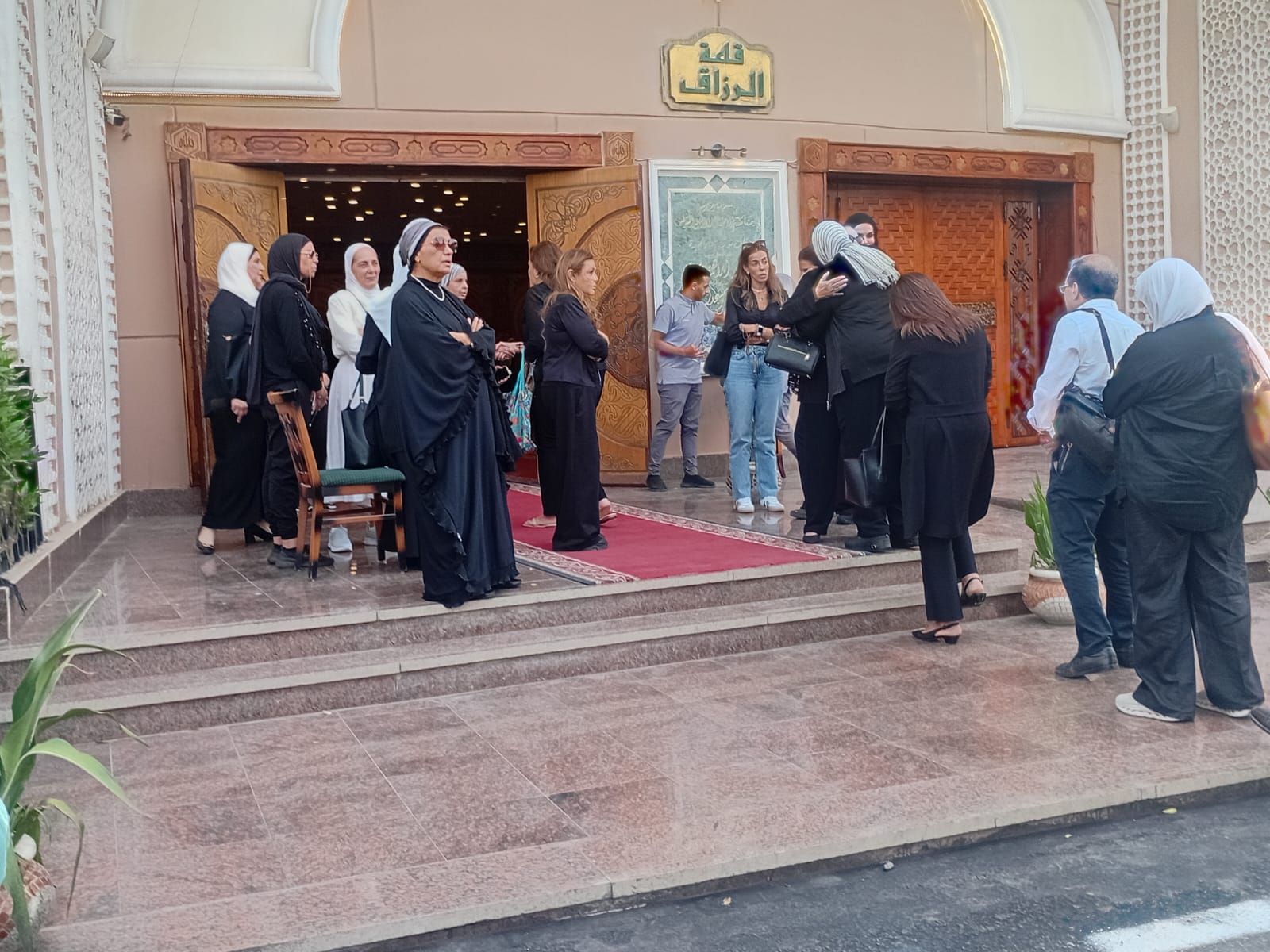 وزراء سابقين وشخصيات عامة على جنازة وزير التموين السابق على مصيلحى (7) وزراء سابقين وشخصيات عامة على جنازة وزير التموين السابق على مصيلحى (7)