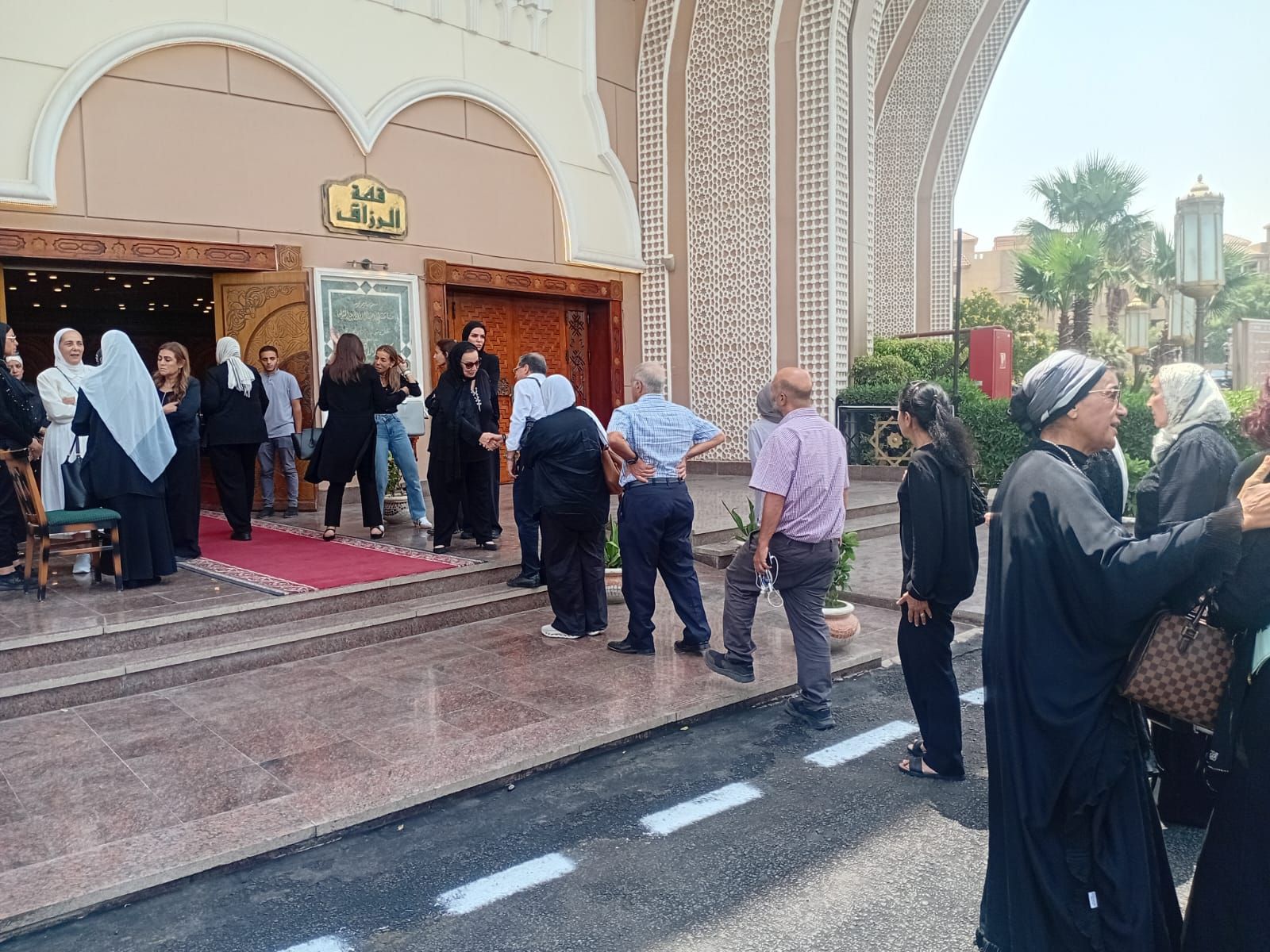 وزراء سابقين وشخصيات عامة على جنازة وزير التموين السابق على مصيلحى (1) وزراء سابقين وشخصيات عامة على جنازة وزير التموين السابق على مصيلحى (1)