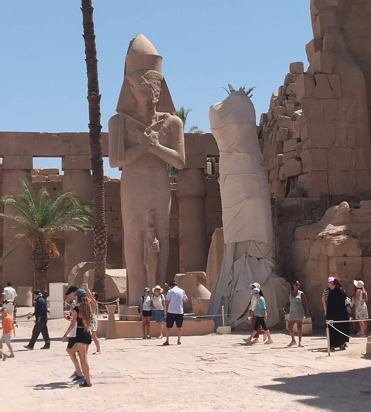 التوافد من السياح فى قلب معابد الكرنك