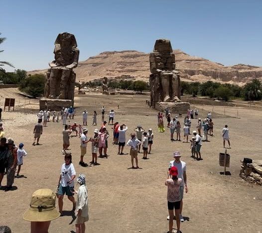 زيارات السائحين فى قلب منطقة تمثالى ممنون