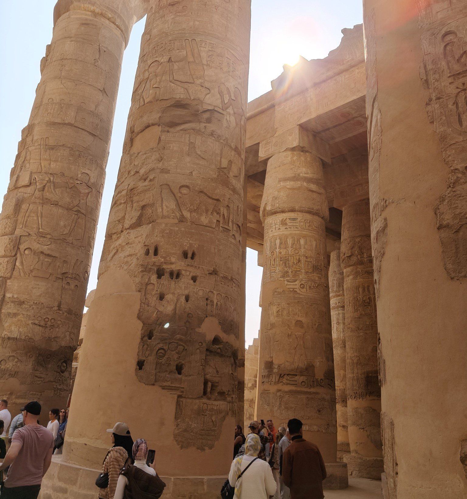 استمتاع السياح بين أروقة وأعمدة المعابد المصرية القديمة بالأقصر