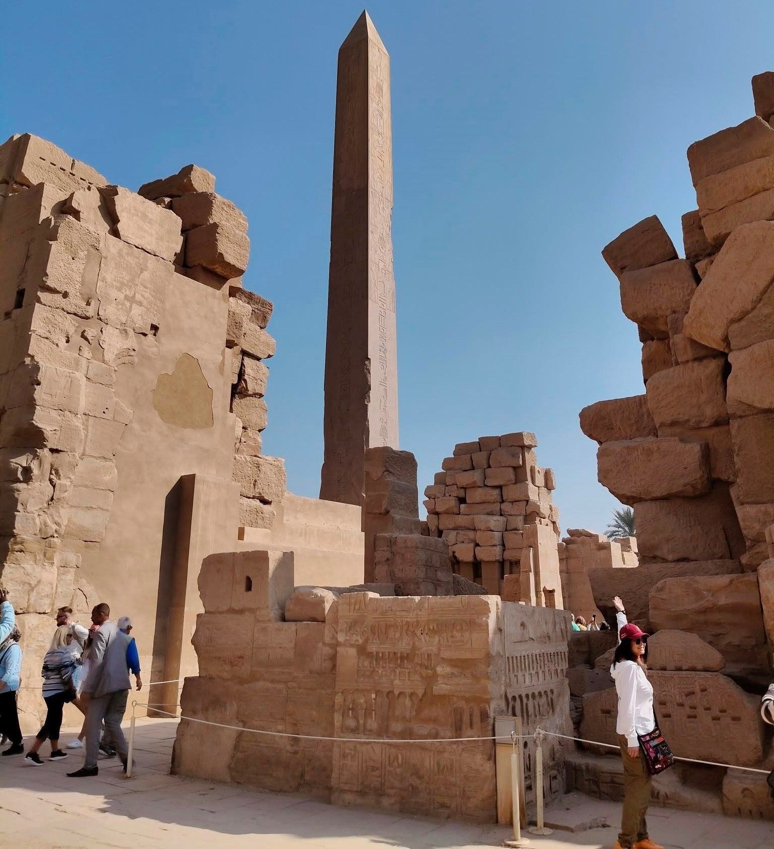 زيارات السائحين بين أروقة وأعمدة المعابد المصرية القديمة بالأقصر