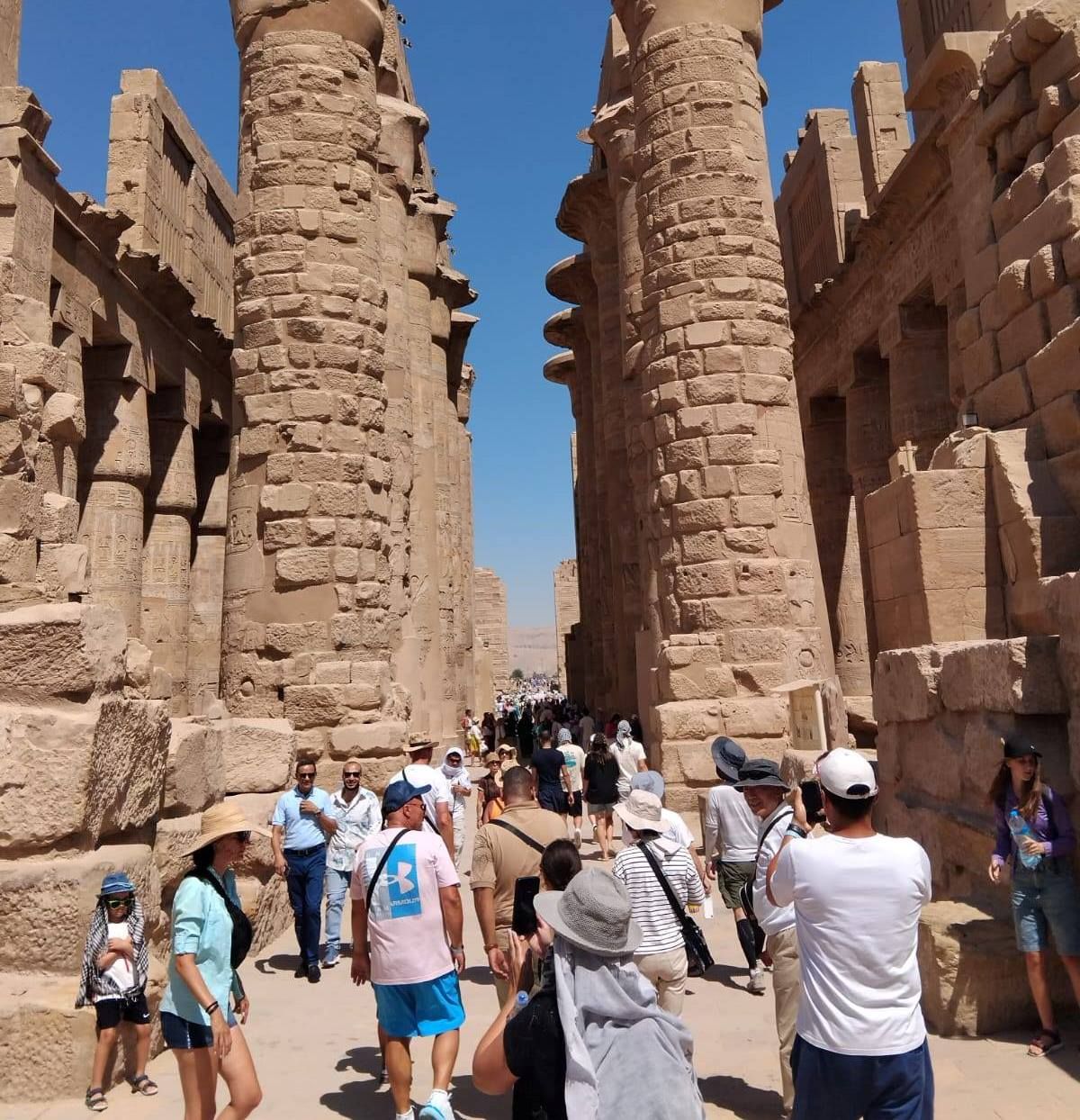 استمتاع لضيوف العالم بين أروقة وأعمدة المعابد المصرية القديمة بالأقصر