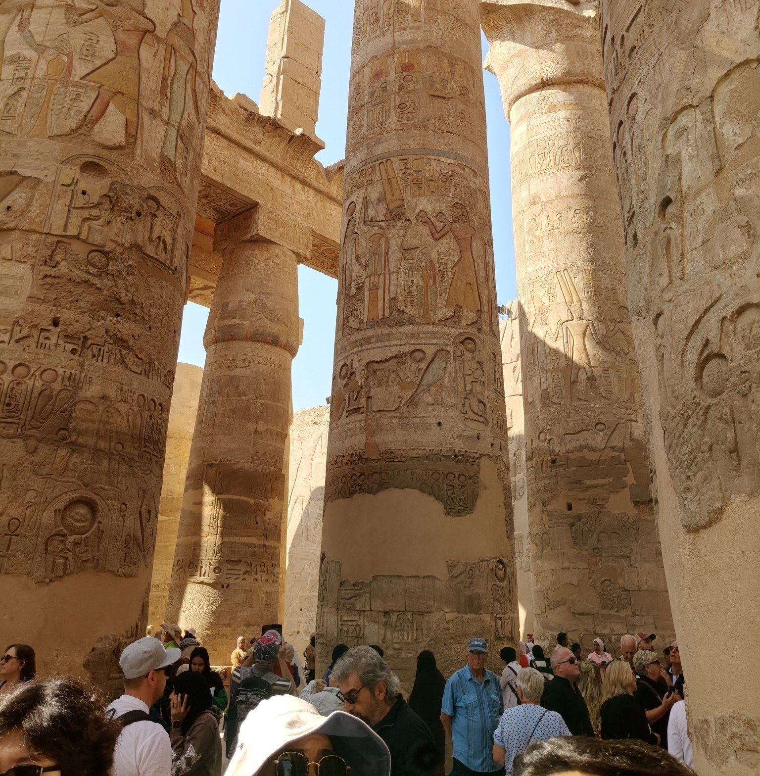 جانب من زيارات السياح بمعابد الأقصر