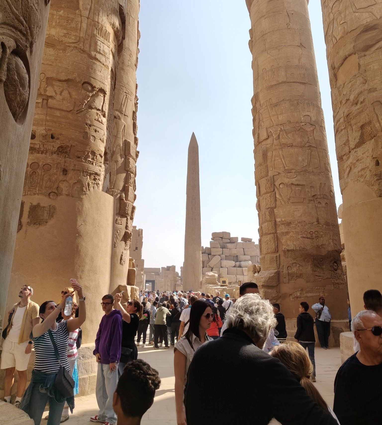 الأفواج السياحية فى قلب المعابد القديمة بالأقصر