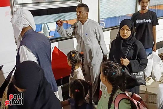 القطار الخامس يصل أسوان (6) القطار الخامس يصل أسوان (6)