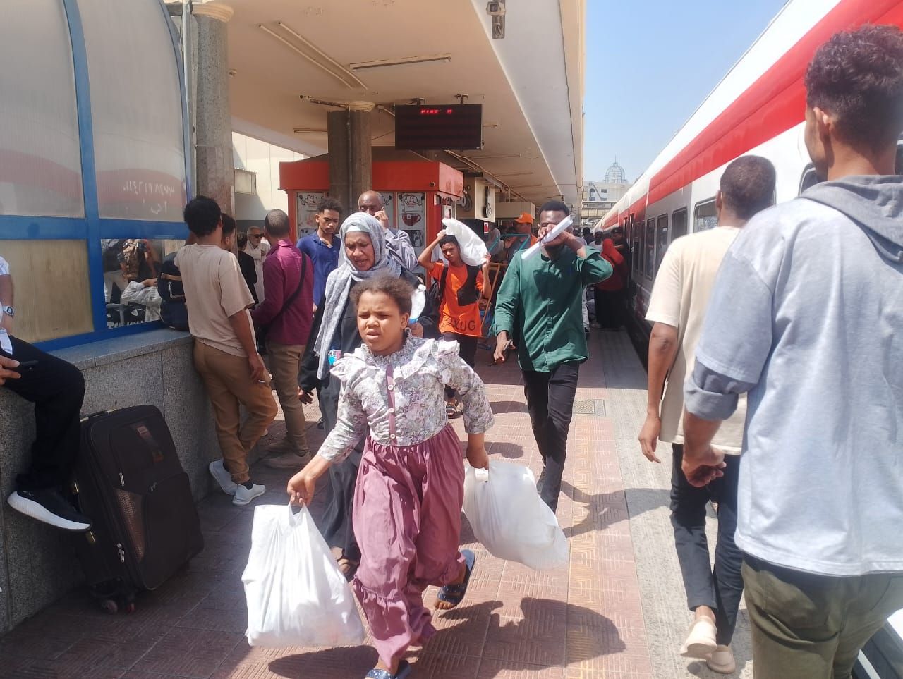 محاولة اللحاق بالقطار من اجل العودة للديار محاولة اللحاق بالقطار من اجل العودة للديار