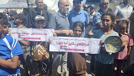 الأطفال-يحملون-لافتات-لإنهاء-الحرب-فى-غزة