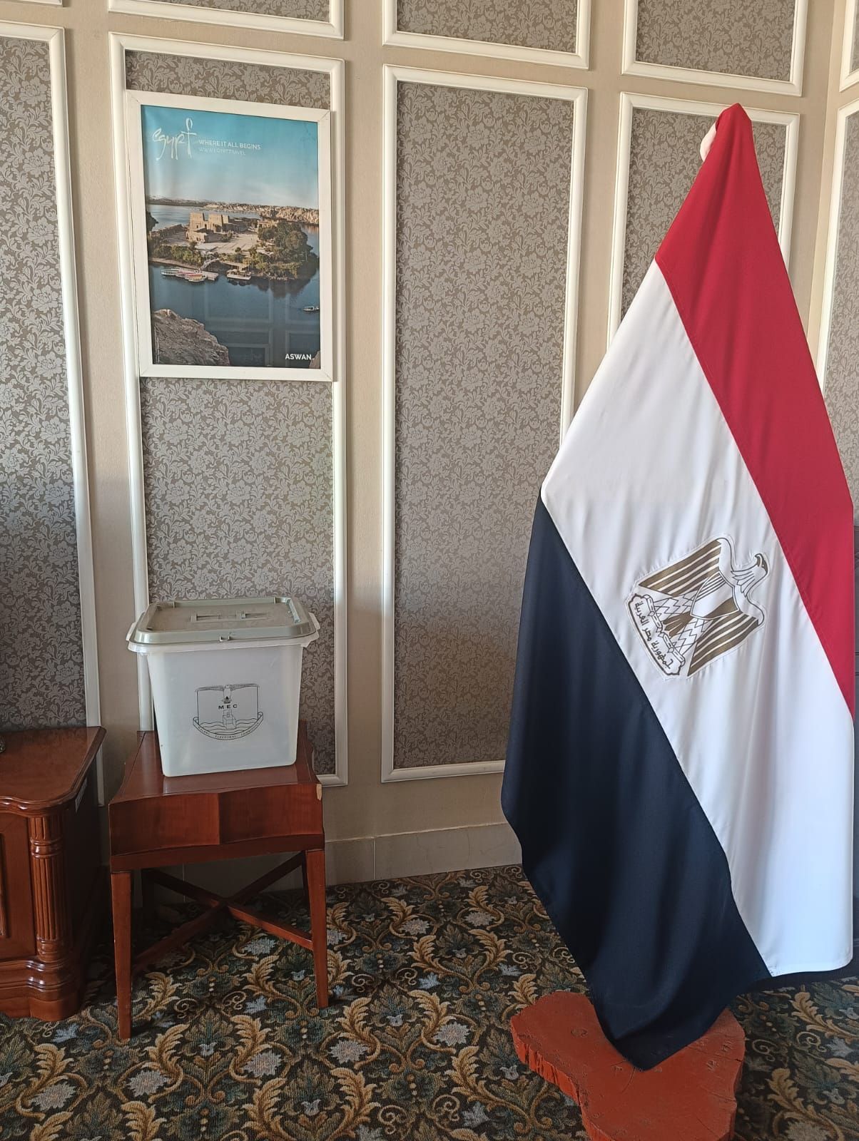 استمرار فتح لجان الاقتراع أبوابها للمصريين بالخارج (6) استمرار فتح لجان الاقتراع أبوابها للمصريين بالخارج (6)