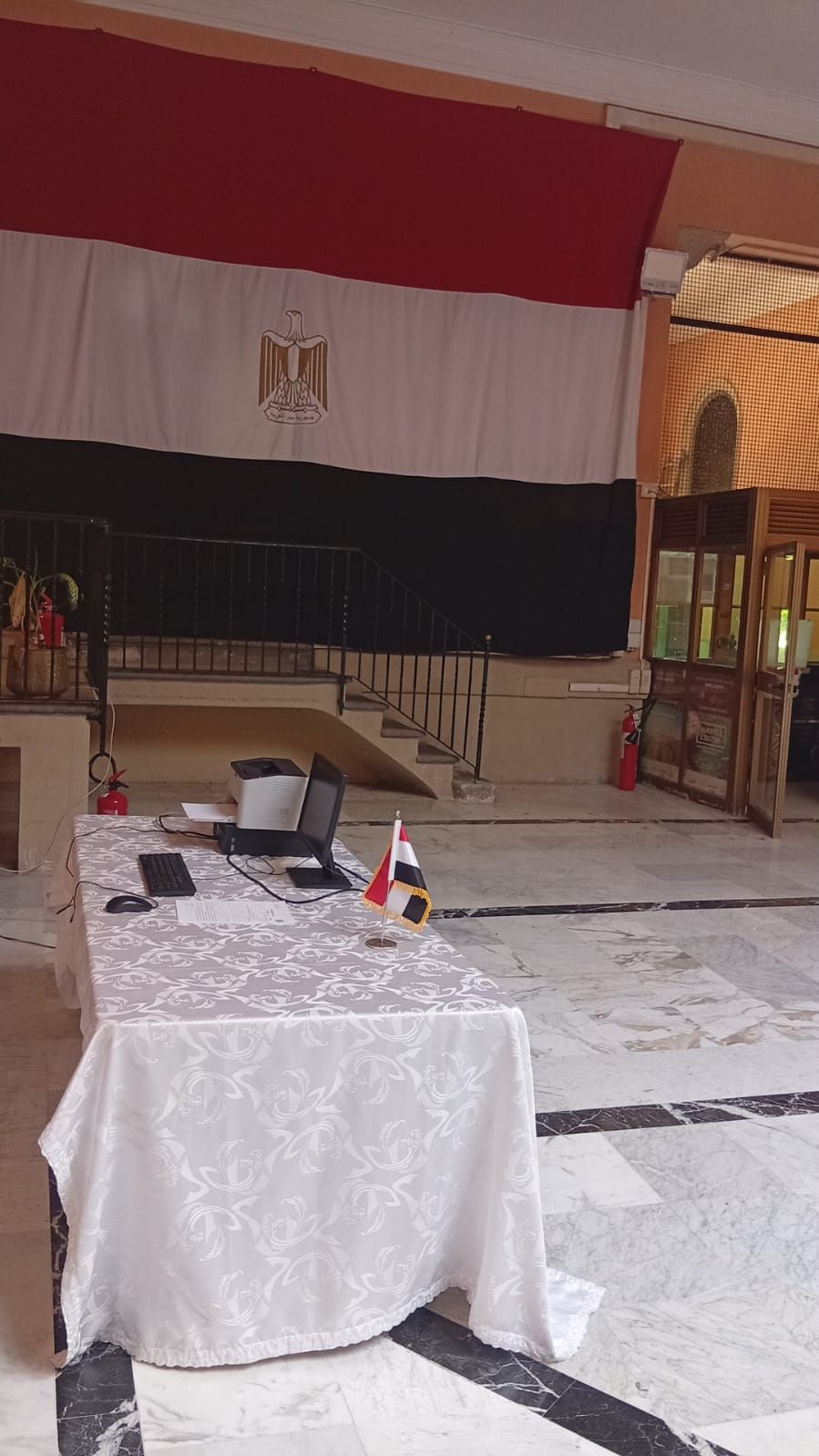 استمرار فتح لجان الاقتراع أبوابها للمصريين بالخارج (8) استمرار فتح لجان الاقتراع أبوابها للمصريين بالخارج (8)